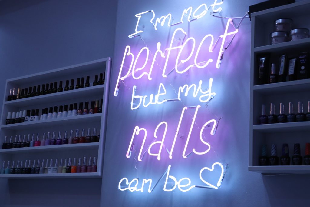 اتاق ناخن سالن زیبایی نازلین